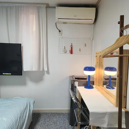 Seoul Shillim Station 3Mins, Airport Bus 3Mins, Gangnam, Hongik Unv\' 15Mins, Seongsu 40Mins