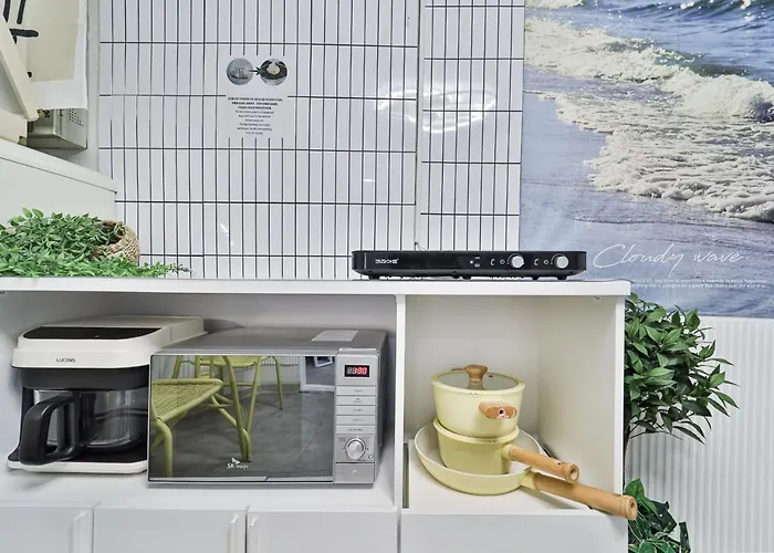 Shillim Station 3mins, Airport Bus 3mins, Gangnam, Hongik Unv' 15mins, Seongsu 40mins B&B