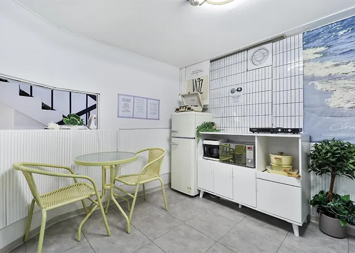 Shillim Station 3mins, Airport Bus 3mins, Gangnam, Hongik Unv' 15mins, Seongsu 40mins B&B 3*