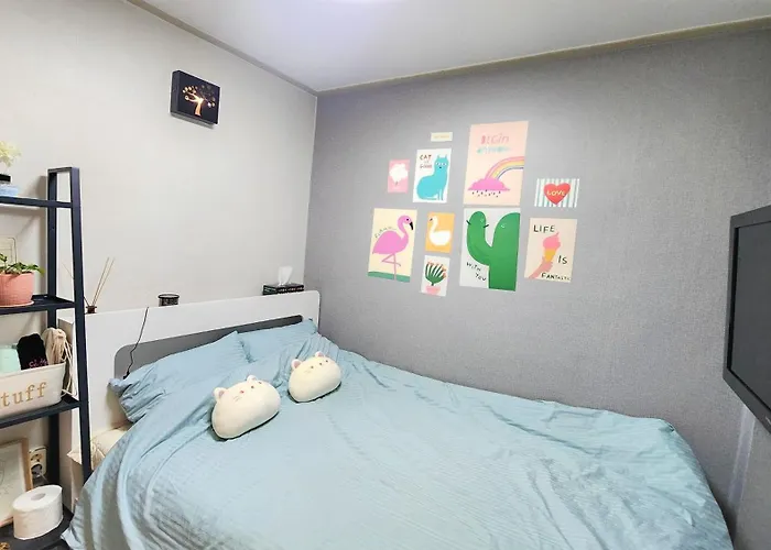Shillim Station 3mins, Airport Bus 3mins, Gangnam, Hongik Unv' 15mins, Seongsu 40mins B&B 3*