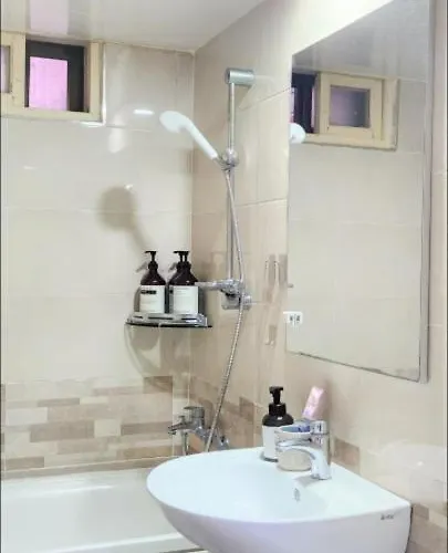 B&B Shillim Station 3mins, Airport Bus 3mins, Gangnam, Hongik Unv' 15mins, Seongsu 40mins 서울특별시