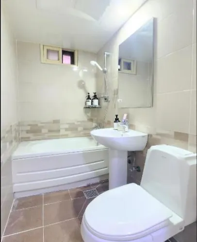 B&B Shillim Station 3mins, Airport Bus 3mins, Gangnam, Hongik Unv' 15mins, Seongsu 40mins 3*