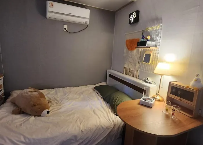 B&B Shillim Station 3mins, Airport Bus 3mins, Gangnam, Hongik Unv' 15mins, Seongsu 40mins 서울특별시