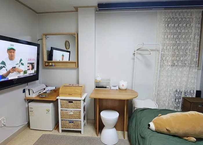 B&B Shillim Station 3mins, Airport Bus 3mins, Gangnam, Hongik Unv' 15mins, Seongsu 40mins 서울특별시