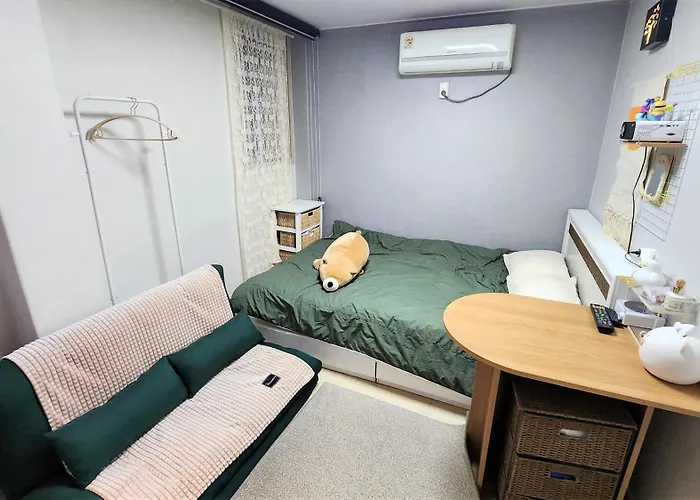 B&B Shillim Station 3mins, Airport Bus 3mins, Gangnam, Hongik Unv' 15mins, Seongsu 40mins 3*