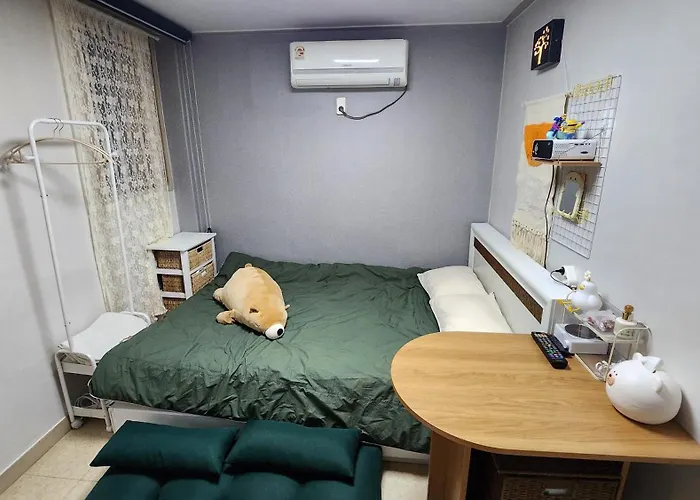 B&B Shillim Station 3mins, Airport Bus 3mins, Gangnam, Hongik Unv' 15mins, Seongsu 40mins 3*