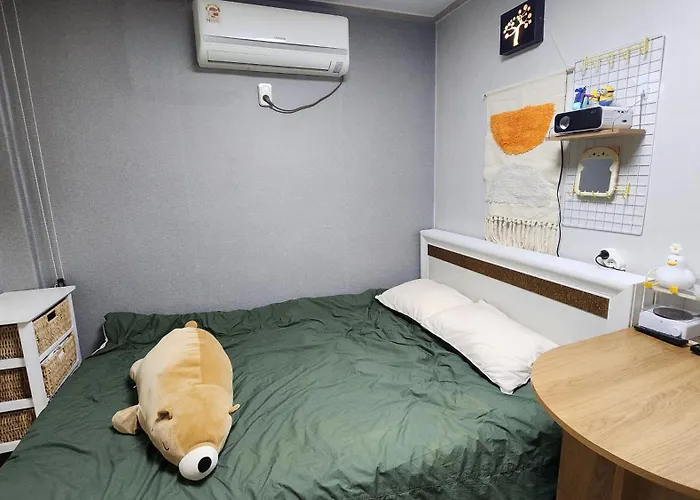 Shillim Station 3mins, Airport Bus 3mins, Gangnam, Hongik Unv' 15mins, Seongsu 40mins B&B
