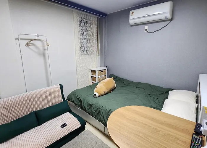 B&B Shillim Station 3mins, Airport Bus 3mins, Gangnam, Hongik Unv' 15mins, Seongsu 40mins 서울특별시
