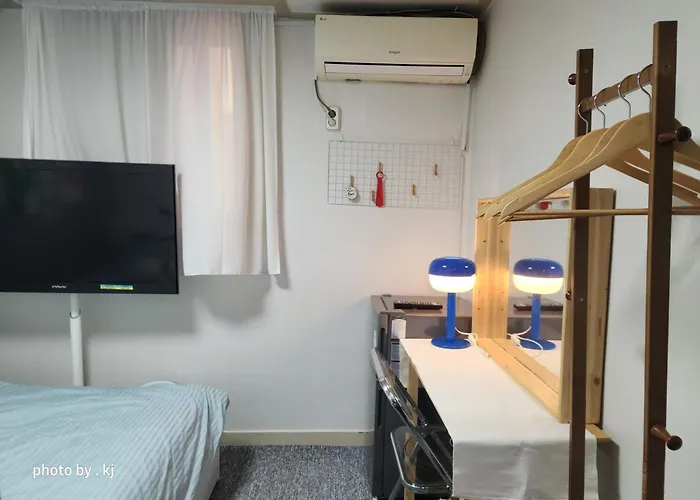 Shillim Station 3mins, Airport Bus 3mins, Gangnam, Hongik Unv' 15mins, Seongsu 40mins B&B 3*