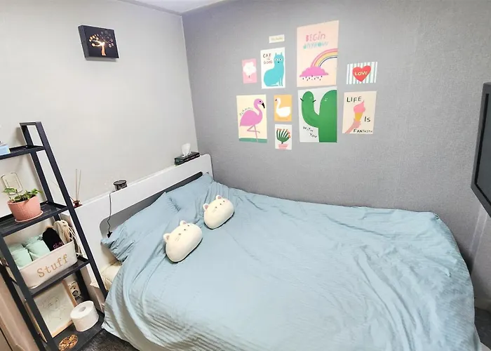 Shillim Station 3mins, Airport Bus 3mins, Gangnam, Hongik Unv' 15mins, Seongsu 40mins B&B 3*