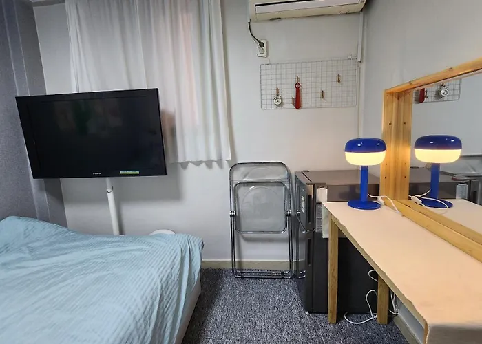 B&B Shillim Station 3mins, Airport Bus 3mins, Gangnam, Hongik Unv' 15mins, Seongsu 40mins 서울특별시